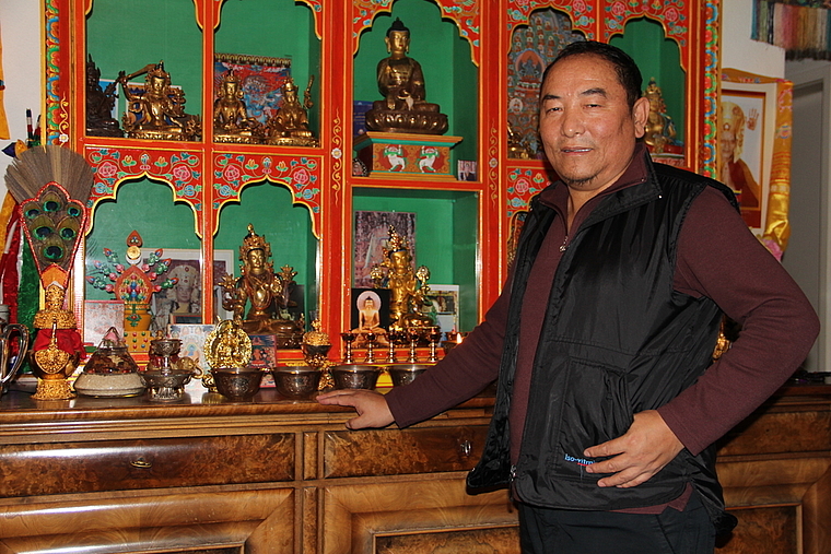 Wangyal Sching, vor seinen Buddha-Statuen, freut sich auf Weihnachten, wenn die Familie zusammenkommt. (Bild: mim)