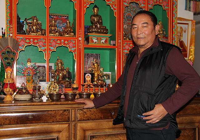 Wangyal Sching, vor seinen Buddha-Statuen, freut sich auf Weihnachten, wenn die Familie zusammenkommt. (Bild: mim)