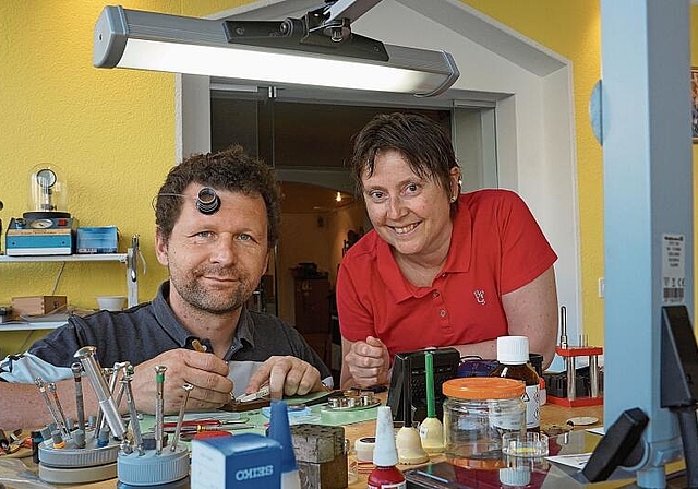 Simon und Barbara Lauper planen ihre Zukunft ohne die eigene Uhrmacherei. (Bild: Achim Günter)