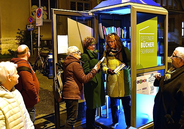 Die Bücherschrank-Eröffnung am Mittwoch, 22. November vermochte viele Interessierte anzulocken. (Bild: Bruno Kissling)
