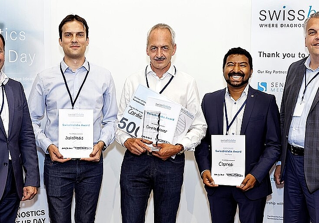 (v.l.) Dr. Dirk Schneider, Präsident Förderverein swissbiolabs (Platz 3), Sasa Cukovic, Scoliomedis (Platz 1), Peter Ruff, Cardioexplorer (Platz 2), Dr. Prajwal, Clemedi und Derek Brandt, CEO Sensile Medical und Jury-Präsident. (Bild: ZVG)