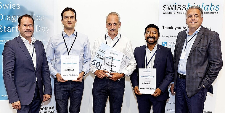 (v.l.) Dr. Dirk Schneider, Präsident Förderverein swissbiolabs (Platz 3), Sasa Cukovic, Scoliomedis (Platz 1), Peter Ruff, Cardioexplorer (Platz 2), Dr. Prajwal, Clemedi und Derek Brandt, CEO Sensile Medical und Jury-Präsident. (Bild: ZVG)