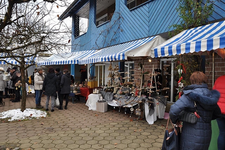 Eine grosse Auswahl an selbst hergestellter Weihnachtsdekoration, Kunsthandwerk, Verpflegung und Bio-Produkten warten am 1. Dezember am traditionellen Adventsmärt am Buechehof Lostorf auf die Besucher. (Bild: ZVG)