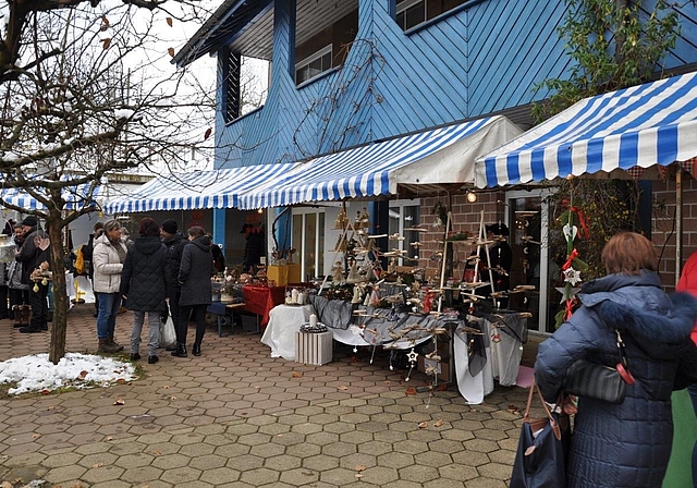 Eine grosse Auswahl an selbst hergestellter Weihnachtsdekoration, Kunsthandwerk, Verpflegung und Bio-Produkten warten am 1. Dezember am traditionellen Adventsmärt am Buechehof Lostorf auf die Besucher. (Bild: ZVG)