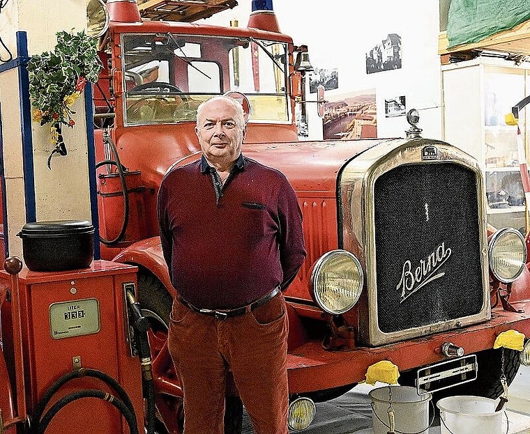 Seit Tag eins Mitglied des «Roten Hahns»: Georg Dinkel vor einem der eindrücklichen Oldtimer im alten Feuerwehrmagazin in Olten. (Bild: Denise Donatsch)