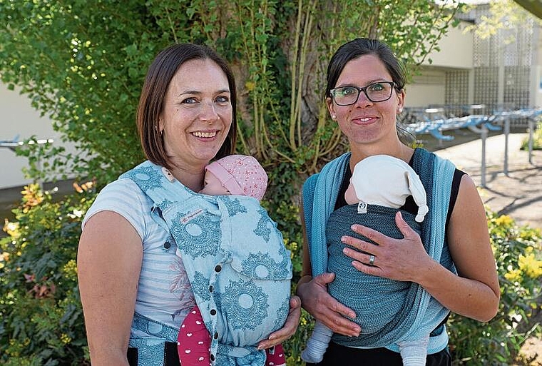 Manuela Santschi (links; mit Tragehilfe) und Ramona John (mit Tragetuch) sind Trageberaterinnen. (Bild: Achim Günter)