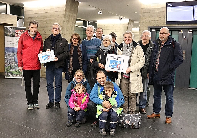Erich Bächler (l.) überreichte Stadtschreiber Markus Dietler (2. vl.) den Volksauftrag. Die Quartierbewohnerinnen und - bewohner fragen sich, ob der Durchgangsverkehr wichtiger ist als sie. (Bild: mim)