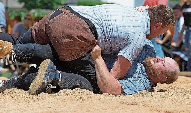 Hartumkämpft war das Schwingfest vor drei Jahren. Auch am Sonntag garantiert das Schwinger-OK packende Zweikämpfe auf der Munimatt. (Bild: Margrit Stäheli)