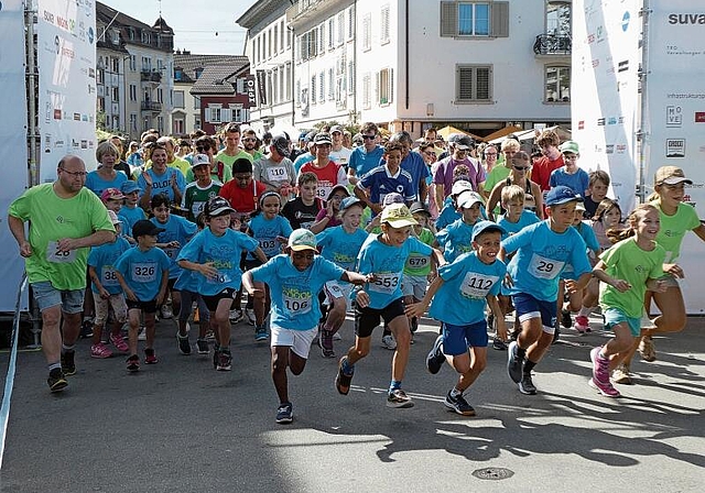 Die Jüngsten in der Pole-Position beim Start in der Kirchgasse. (Bilder: Hans Himmelreich)