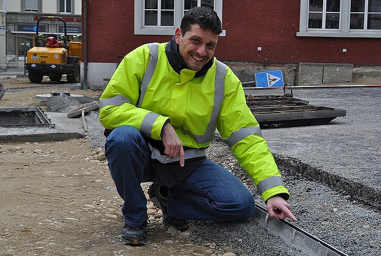 Gesamtbauleiter Marcel Dirlam zeigt auf die eingebauten Wasserrinnen, welche sichentlang der Museen befinden.
