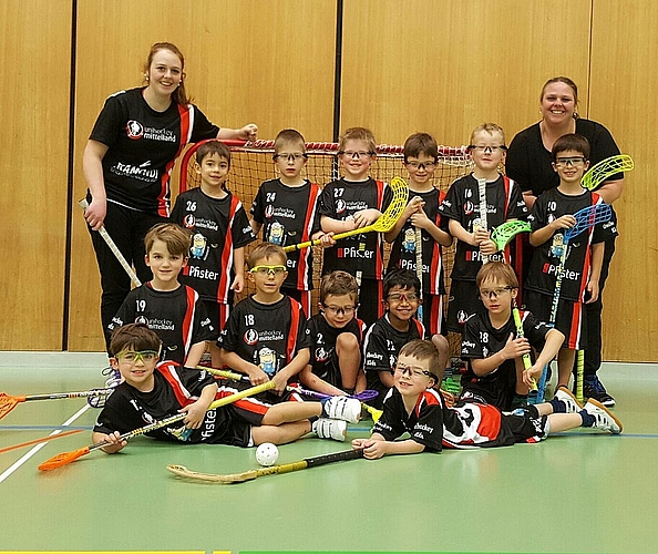 Die Kids von Unihockey Mittelland, die von Sarah Baumgartner (links) und ihrer Mutter Daniela Baumgartner (rechts) betreut werden, trainieren seit letztem Jahr in einem neuen Outfit. (Bild: ZVG)