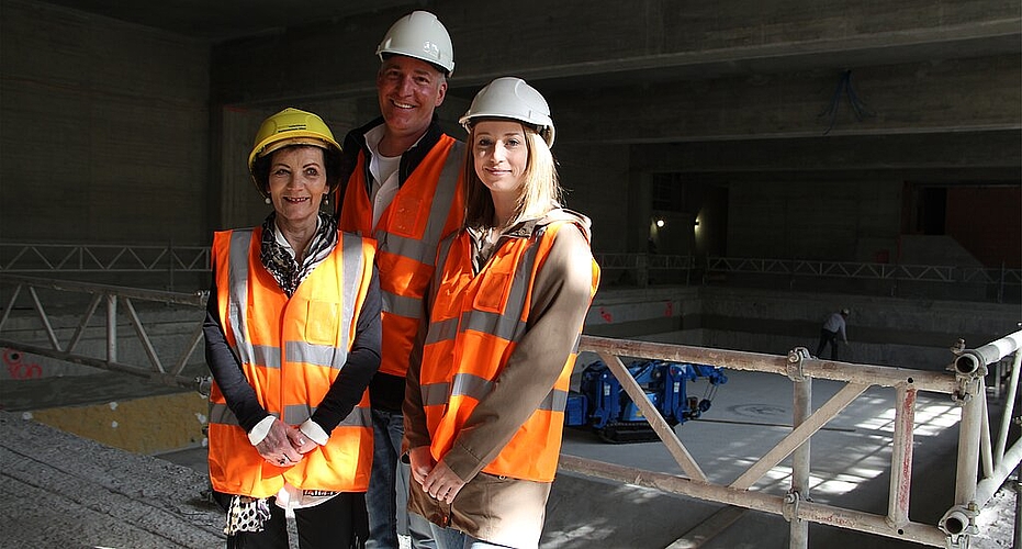 Die Roharbeiten beim Hallenbad sind abgeschlossen (v.l.): Dr. Sibylle Wyss (Rektorin Kanti Olten), David Brunner (Gesamtprojektleiter, Hochbauamt Kanton Solothurn) und Nadine Lützelschwab (Batimo AG Architekten SIA). (Bild: mim)