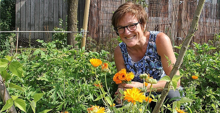 Die Gartenfachfrau Silvia Meister beim Zusammenstellen eines Blumensträusschens im Oltner Bauerngarten. mim)