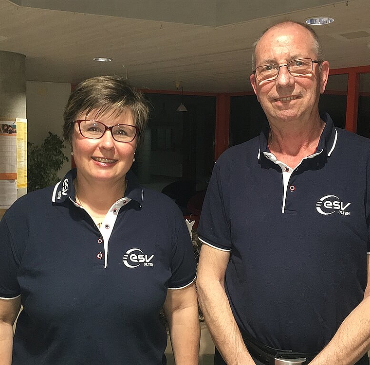 Conny Hiltbrunner (l.) und Fritz Jäggi wurden für ihren langjährigen Vereinseinsatz geehrt. (Bild: ZVG)