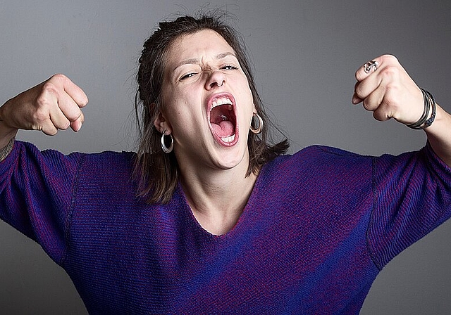 Lisa Christ kämpft nicht nur am Dienstag, 24. April um den Einzug ins Kabarett Casting-Final, sondern präsentiert tagsdrauf auch noch ihr erstes Buch «Im wilden Fruchtfleisch der Orange» in der Oltner Schützi. (Bild: Claude Hurni)