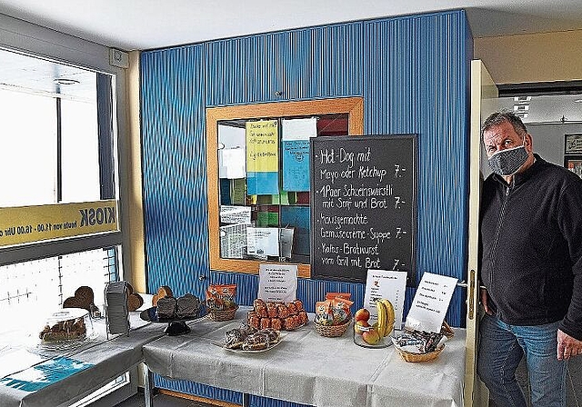 Jürg Mosimann im Kiosk neben dem Angebot an Snacks und Süssigkeiten. (Bild: ZVG)