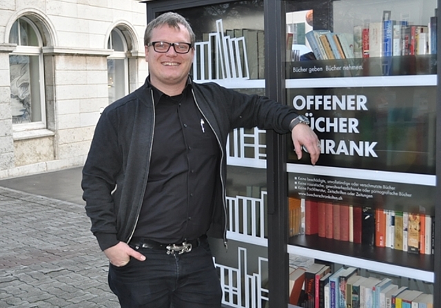 Zu den vielen Hobbys von Christoph Henzmann gehört das Lesen. Sein Interesse reicht von Philosophiebüchern über historische Sachbücher bis hin zu Romanen. (Bild: B. Beyeler)