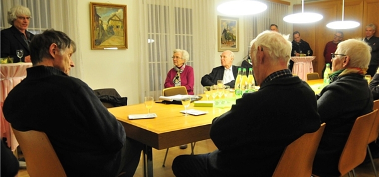 «Sie leisteten einen wertvollen Beitrag», Gery Meier (stehend, links) bedankte sich bei den Anwesenden für ihr Engagement. (Bild: ZVG)