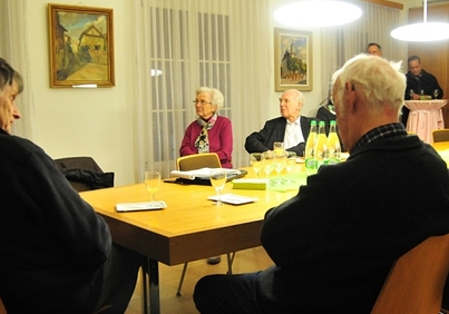 «Sie leisteten einen wertvollen Beitrag», Gery Meier (stehend, links) bedankte sich bei den Anwesenden für ihr Engagement. (Bild: ZVG)