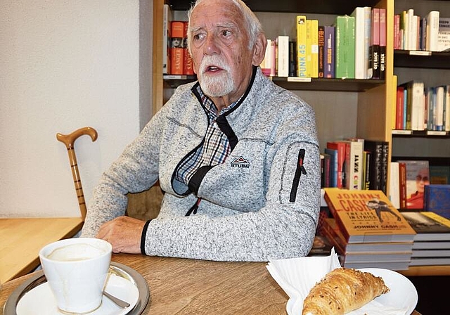 Bei Kaffee und Gipfeli in der Buchhandlung Schreiber ist Martin Eduard Fischer regelmässig anzutreffen. (Bild: Achim Günter)