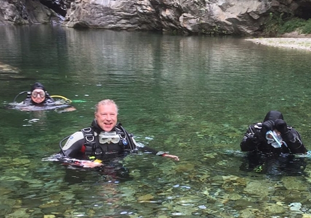 Tauchweekend im Tessin: Nach den gemeinsamen Tauchgängen im Sommer startet der Dive &amp; Fun Tauchclub Olten nächste Woche in seine Hallenbadsaison. (Bild: ZVG)