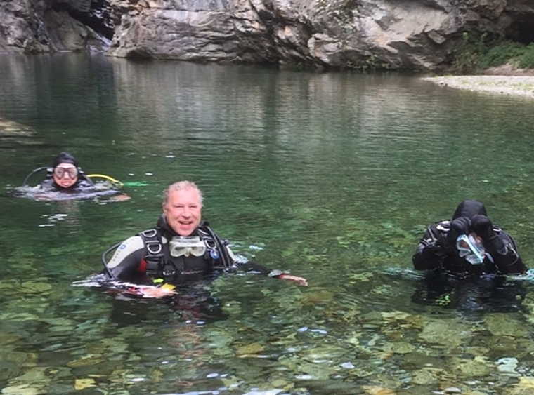 Tauchweekend im Tessin: Nach den gemeinsamen Tauchgängen im Sommer startet der Dive & Fun Tauchclub Olten nächste Woche in seine Hallenbadsaison. (Bild: ZVG)