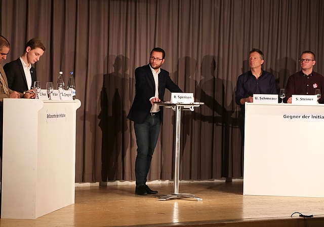 Die Podiumsdiskussion von vergangener Woche mit den Gästen (v.l.) Christian Riesen, Marco Born, Alexander Zingrich, Reto Sperisen (Moderator), Ueli Schmezer, Samuel Steiner und Kurt Fluri. (Bild: Katrin Hürzeler)