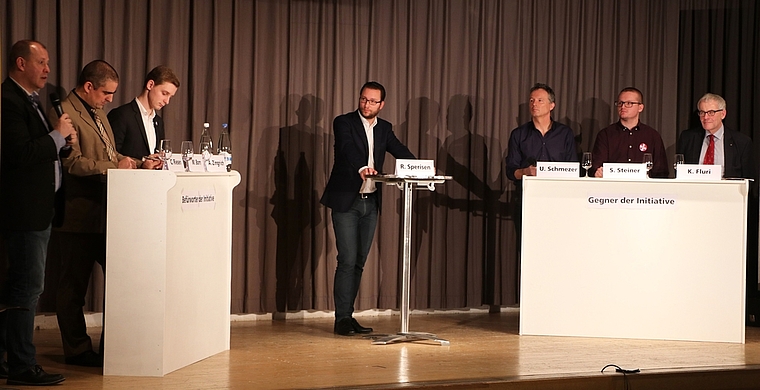 Die Podiumsdiskussion von vergangener Woche mit den Gästen (v.l.) Christian Riesen, Marco Born, Alexander Zingrich, Reto Sperisen (Moderator), Ueli Schmezer, Samuel Steiner und Kurt Fluri. (Bild: Katrin Hürzeler)