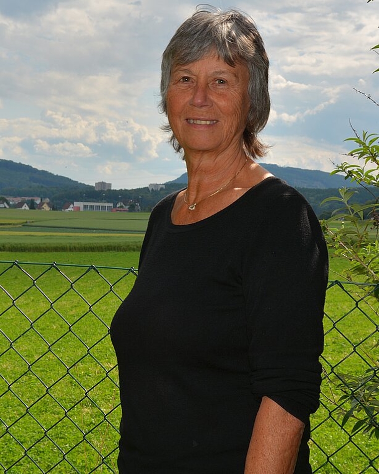 Ihre Winznauer Schule immer im Blick: Heidi Giger in ihrer Oase in Lostorf. vwe)