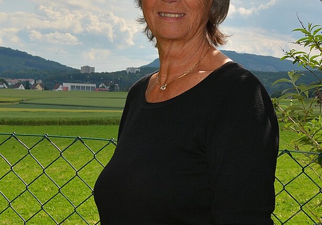 Ihre Winznauer Schule immer im Blick: Heidi Giger in ihrer Oase in Lostorf. vwe)