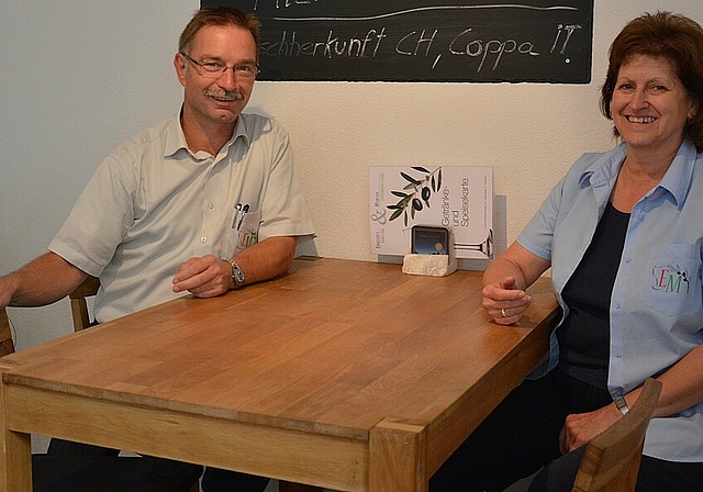 Ernesto Wullschleger und Marlise Senn schätzen den Kontakt und die Gespräche mit ihren Gästen. (Bild: B. Beyeler)
