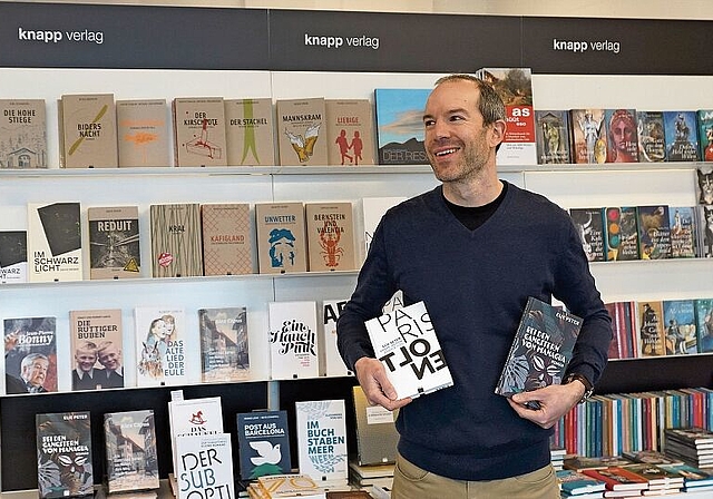 Autor Elie Peter präsentiert seine beiden Bücher im Lokal seines Verlegers Thomas Knapp in Olten. (Bild: Achim Günter)