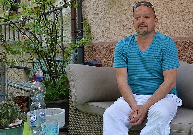 Thomas Leuenberger stellt für seinen Garten eigenhändig Blumentöpfe her. (Bild: B. Beyeler) 