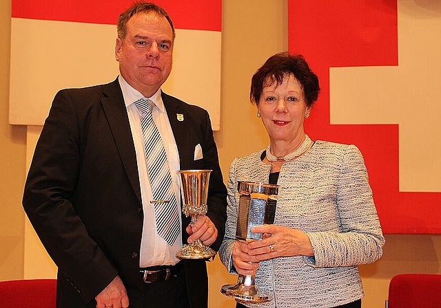 Heinz Eng, Präsident der Oltner Stadtschützen, und der neue Vater Bastian, Regierungsrätin Esther Gassler. (Bild: mim)