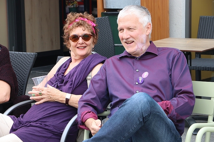 Sympathisanten in Violett: Verena Zimmermann und Alt-Regierungsrat Peter Gomm. (Bild: mim)
