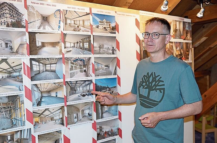 Michael Peier, einer der vier Ausstellungsverantwortlichen, vor dem Posten «Umbau Schulhaus 1912». (Bilder: Achim Günter)