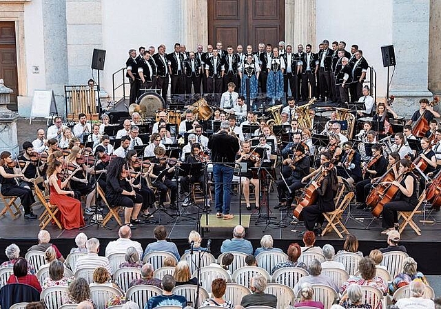 Vor der tollen Kulisse der Stadtkirche präsentierte die Stadtmusik Olten mit ihren Gästen, dem Jodlerklub Lyssach und der Jungen Kammerphilharmonie Solothurn, ihr Sommerkonzert. (Bild: Finja Basan)