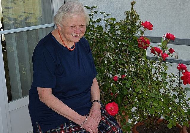 Lotti Bichsel auf ihrem Balkon am Rande des Säliwaldes: «Dieses Jahr sind die Rosen besonders schön.» vwe)
