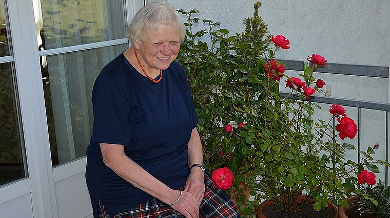 Lotti Bichsel auf ihrem Balkon am Rande des Säliwaldes: «Dieses Jahr sind die Rosen besonders schön.» vwe)