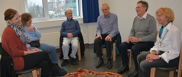 Sabrina Caso (l.) trifft sich in der von Theresa Kuhn (r.) geleiteten Gesprächsgruppe mit anderen Hirnverletzten. (Bild: vwe)
