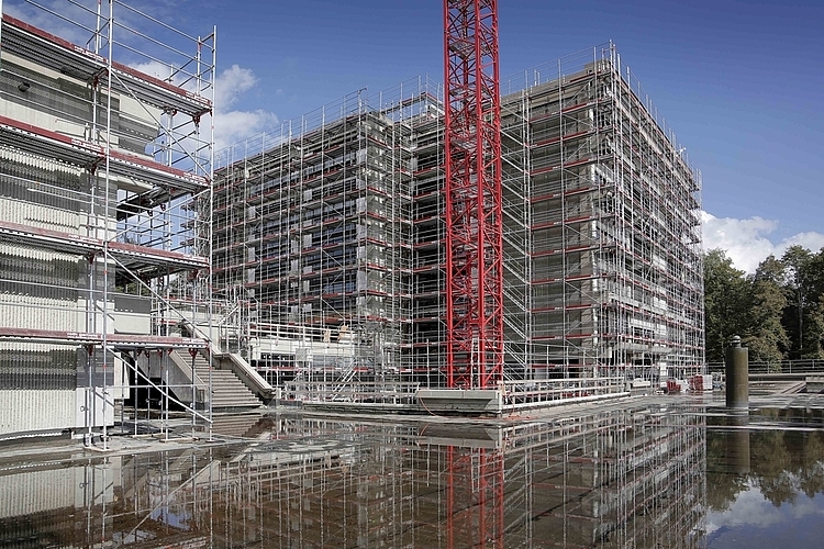 Die Aussensanierung des grossen Kanti-Schultrakts ist in vollem Gange. (Bild: ZVG)
