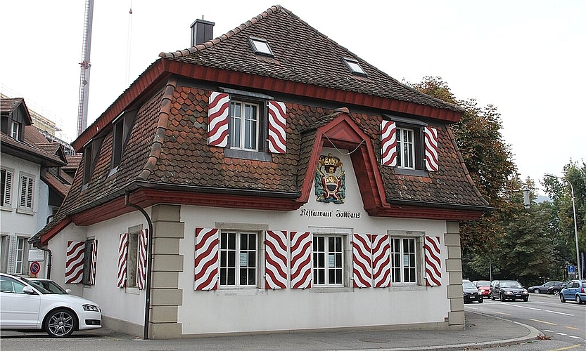 Geschichtsträchtiger Zeitzeuge: das 1786 erbaute Zollhaus. mim)Anton Eggenschwiler kümmert sich um den Verkauf des Zollhauses. mim)