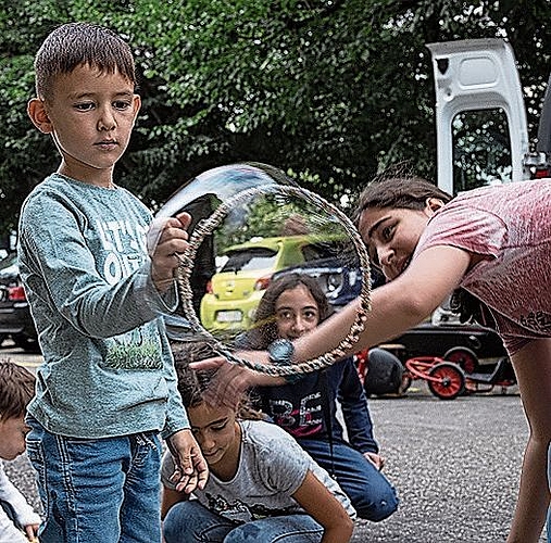 Die Seifenblasen waren vor allem bei den jüngeren Besuchern eine Sensation.
