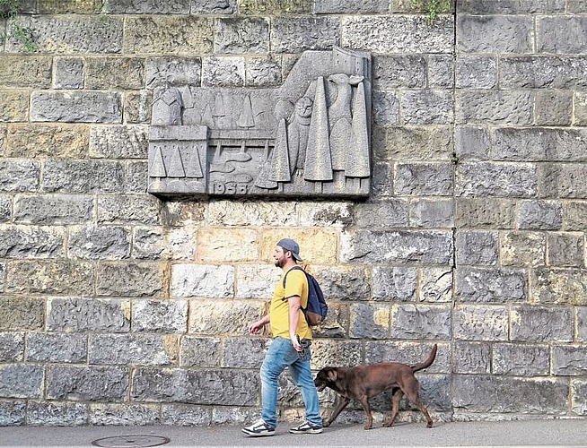 Inzwischen ist Hans Borers Relief an der Sälistrasse fast 70 Jahre alt. (Bild: Urs Amacher)