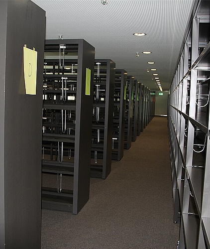 Studentin Seraina Studer an der automatischen Bücherausleihe.
