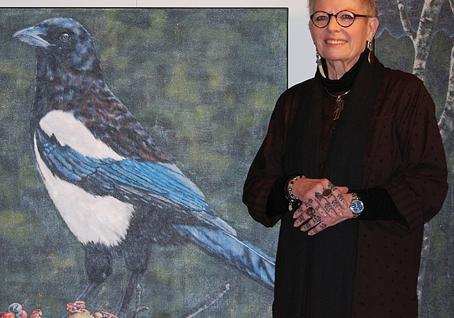 Künstlerin Jeannette Lerch vor einem ihrer Acryl-Malereien. (Bild: ZVG)