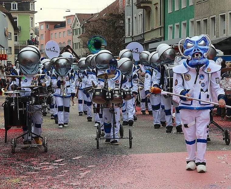 An der letztjährigen Fasnacht waren «Las Furmiclas» als Astronauten inklusive Alien unterwegs. Welches aufwendige Kostüm sich die Trimbacher Gugge für ihr 30-Jahr-Jubiläum überlegt hat, wird sich ab dem 8. Februar zeigen. (Bild: ZVG)