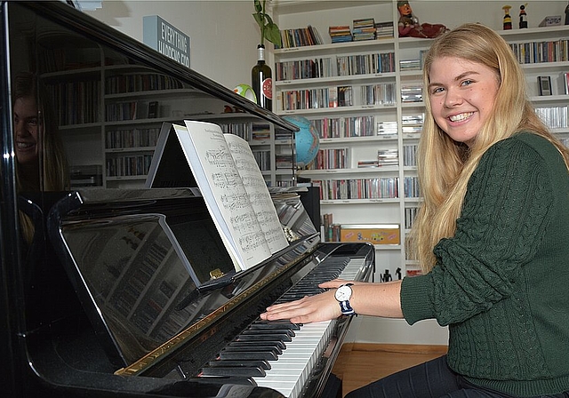 Die tanz- und musikbegeisterte Simone Blatter spielt seit 13 Jahren Klavier. (Bild: B. Beyeler)