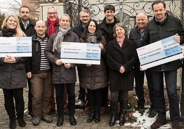 Verantwortliche des Oltner 2-Stundenlaufs mit den Checkempfängern Tobias Oetiker, Irene Hofstetter (Horyzon), Alfred Dörfliger, Christoph Hochuli, Ueli Soltermann, Thomas Schwab und Luzia Stocker (Sonnegg), Thomas Heimann, Manuel Oetiker, Yvonne In