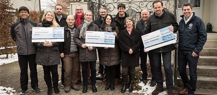 Verantwortliche des Oltner 2-Stundenlaufs mit den Checkempfängern Tobias Oetiker, Irene Hofstetter (Horyzon), Alfred Dörfliger, Christoph Hochuli, Ueli Soltermann, Thomas Schwab und Luzia Stocker (Sonnegg), Thomas Heimann, Manuel Oetiker, Yvonne In